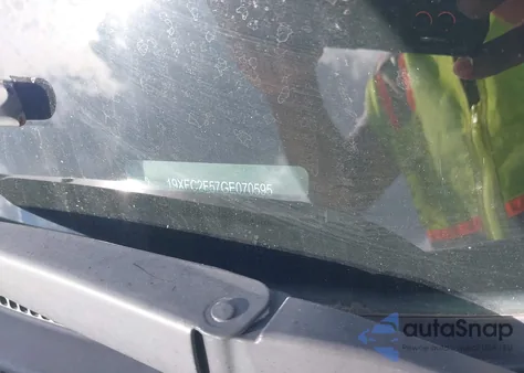 2016 Honda Civic Lx z USA, uszkodzony, nr VIN 19XFC2F57GE070595